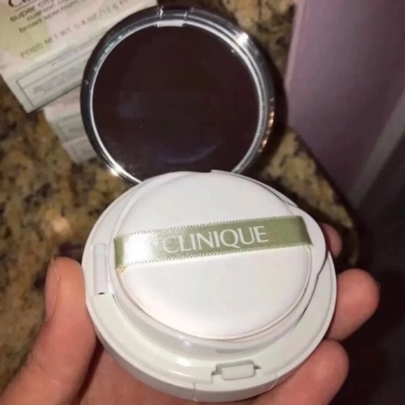 Clinique super City Cushion Compact Deep - Picture 3 of 5